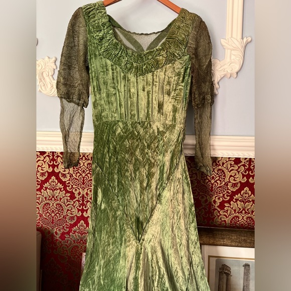 Romeo and Juliet Antique Velvet Dress - Picture 3 of 12